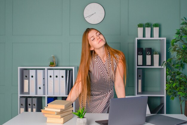 Der Lehrer kontrolliert die Hausaufgaben der Schüler und ist sehr müde, freiberufliche Laptoparbeit zu machen