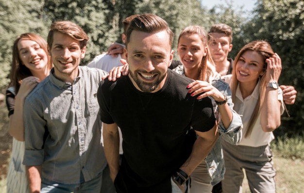 Der Leiter und das Business-Team haben Spaß beim Teambuilding in der Freizeit im Freien