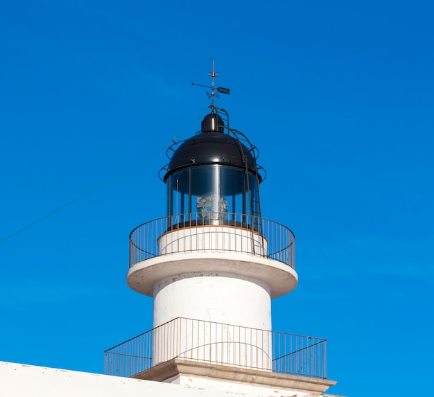 Der Leuchtturm am blauen Himmel