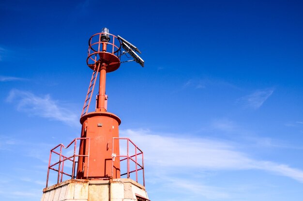 Der Leuchtturm aus rotem Stahl in der Nähe von Sottomarina Venedig