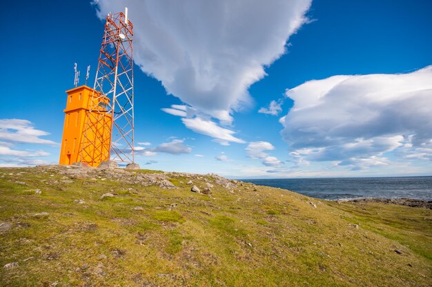 Der Leuchtturm von Hvalnes in der ostisländischen Landschaft