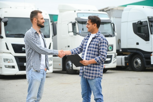 Der LKW-Fahrer erhält Dokumente für die Fracht und die Lieferroute