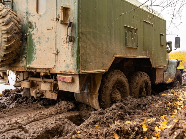 Der LKW steckte auf einer schmutzigen, zerbrochenen Waldstraße fest.