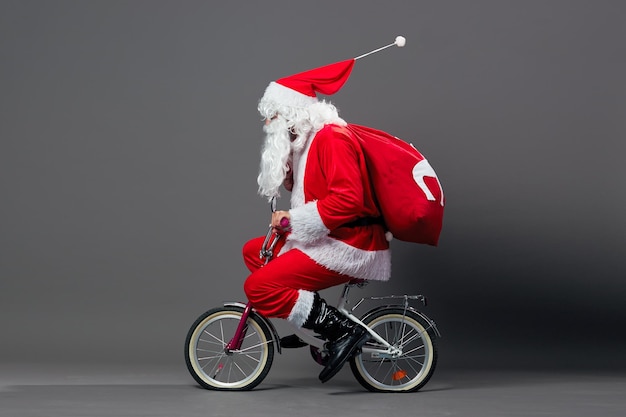 Der lustige Weihnachtsmann fährt Fahrrad