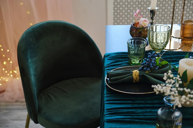 Der luxuriös servierte Tisch drinnen in grünen Farben