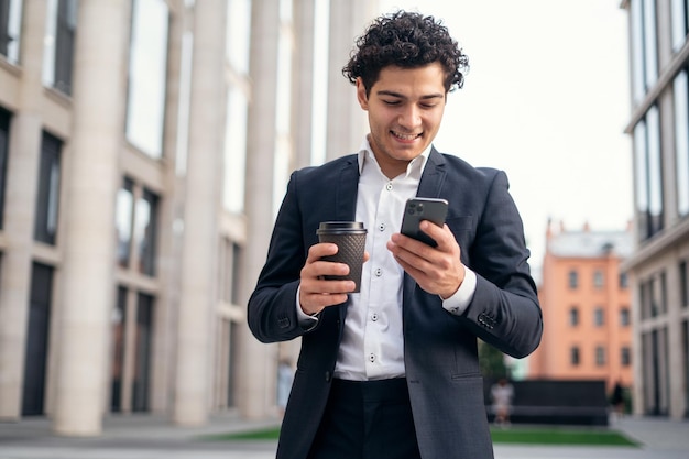 Der männliche Banker benutzt das Telefon, um dem Kunden zu antworten