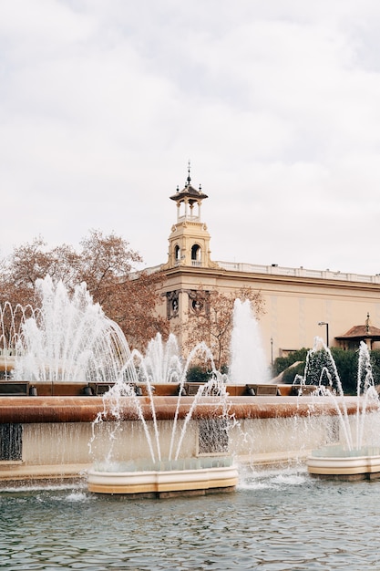 Der magische brunnen von montjuic auf dem hügel von montjuic in barcelona spanien