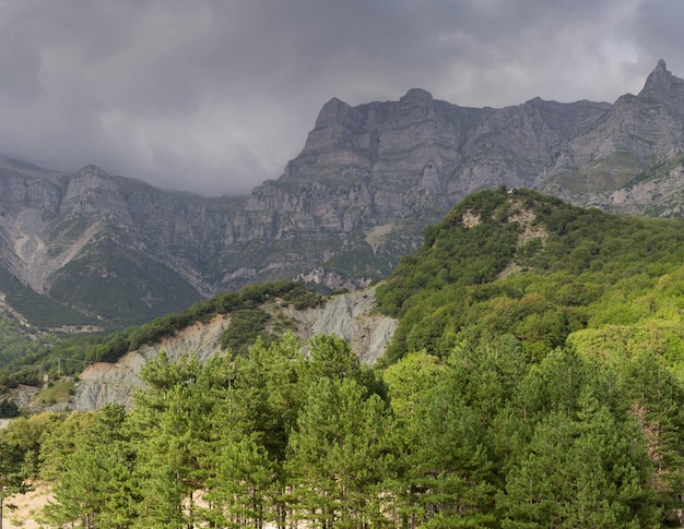 Der majestätische Berg an einem bewölkten Tag Region Tzoumerka Epirus Griechenland