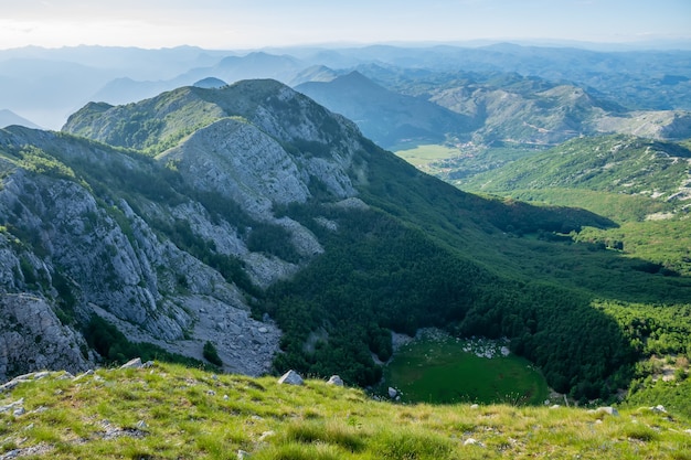 Der malerische Aussichtspunkt befindet sich auf der Spitze eines hohen Berges.