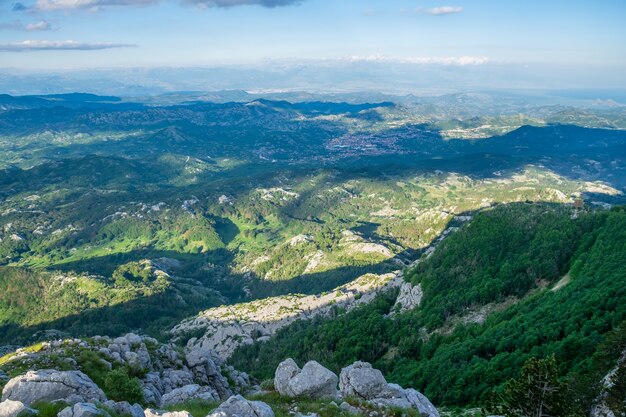 Der malerische Aussichtspunkt befindet sich auf der Spitze eines hohen Berges.