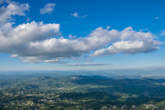 Der malerische Aussichtspunkt befindet sich auf einem hohen Berg