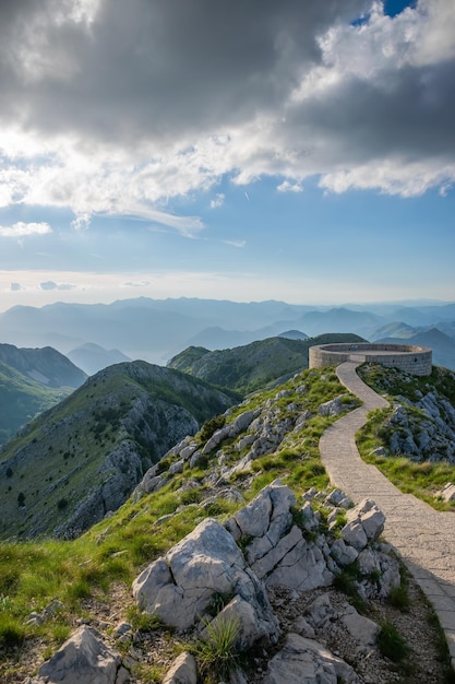 Der malerische Aussichtspunkt befindet sich auf einem hohen Berg