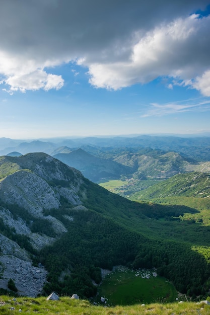 Der malerische Aussichtspunkt befindet sich auf einem hohen Berg