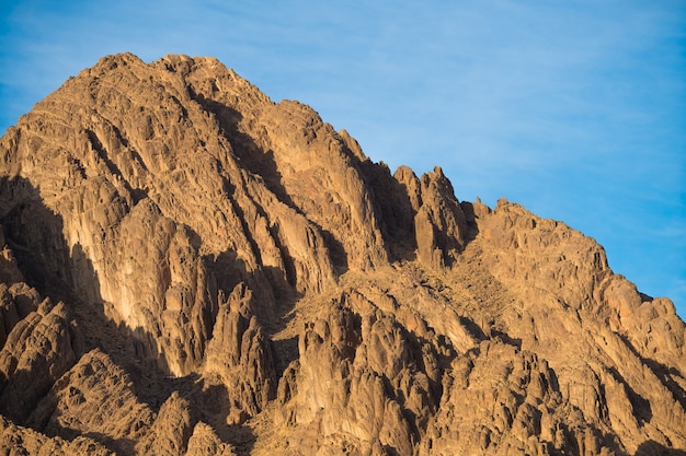 Der malerische Berg vor blauem Himmel