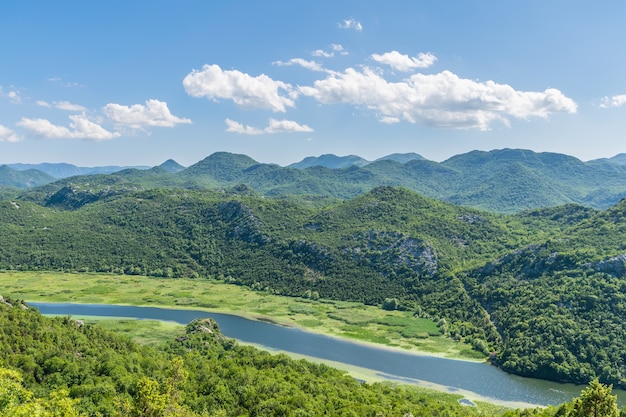 Der malerische Fluss Crnojevic fließt zwischen den Bergen