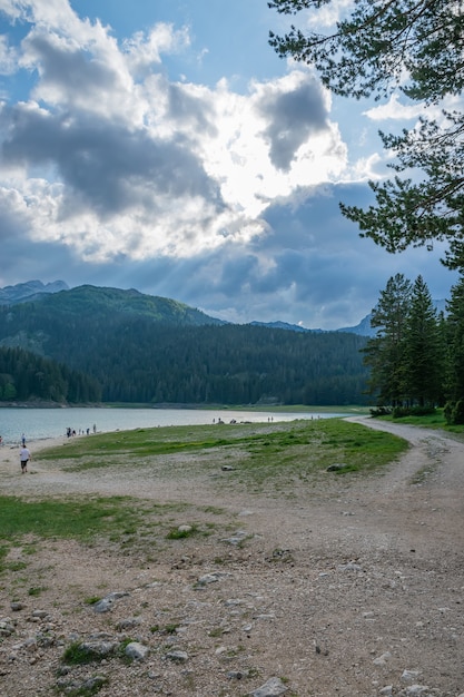 Der malerische Schwarze See im Durmitor-Nationalpark zwischen den Bergen.