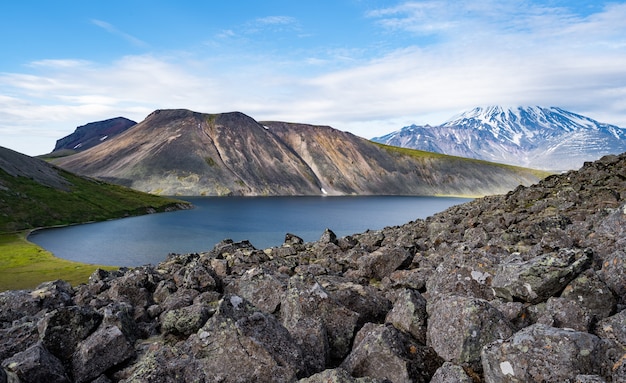 Der malerische See Ketachan in Kamtschatka, Russland. Bystrinsky National Park, in der Nähe des Vulkans Ichinskaya Sopka