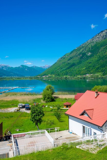 Der malerische See Plav in den schneebedeckten Bergen von Montenegro