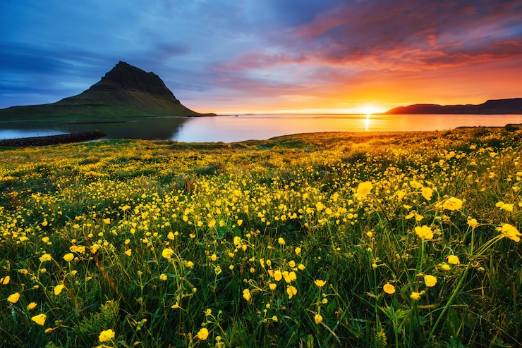 Foto der malerische sonnenuntergang über landschaften und wasserfällen.