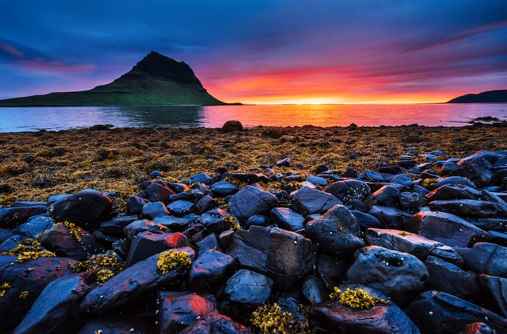 Foto der malerische sonnenuntergang über landschaften und wasserfällen.