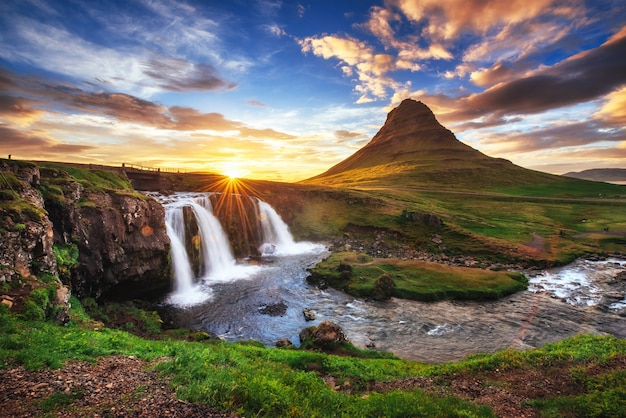 Der malerische Sonnenuntergang über Landschaften und Wasserfällen.