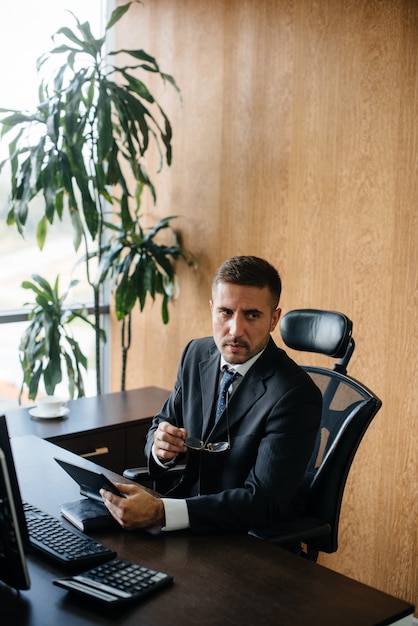 Der Manager arbeitet in seinem Büro. Unternehmensfinanzierung