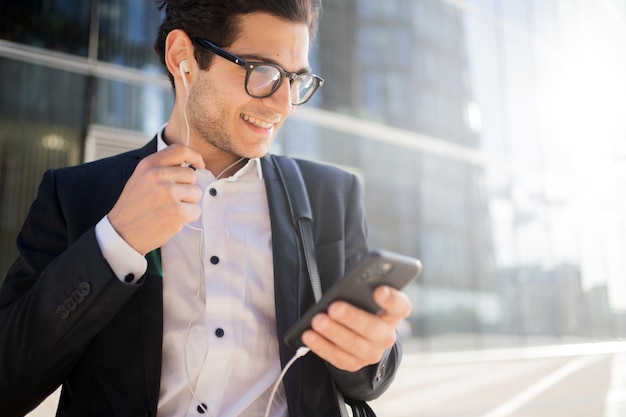 Der Manager ist ein glücklicher Mann, der telefoniert und in einem Anzug im Büro zur Arbeit geht