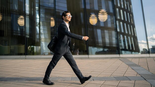 Der Manager mit Brille ist ein positiver Mann, der im Business-Anzug zur Arbeit geht