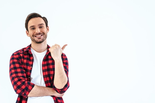 Der Mann, der auf den weißen Hintergrund gestikuliert