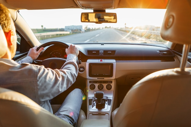 Der Mann, der das moderne Auto fährt