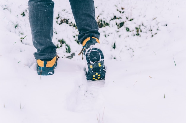 Der Mann hat Eisschuhe an