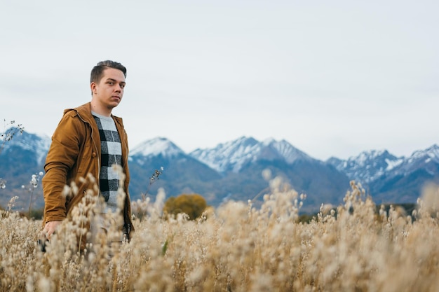 Der Mann ist ein Fotograf im Feld, der ein Bild mit einer alten Retro-Filmkamera macht