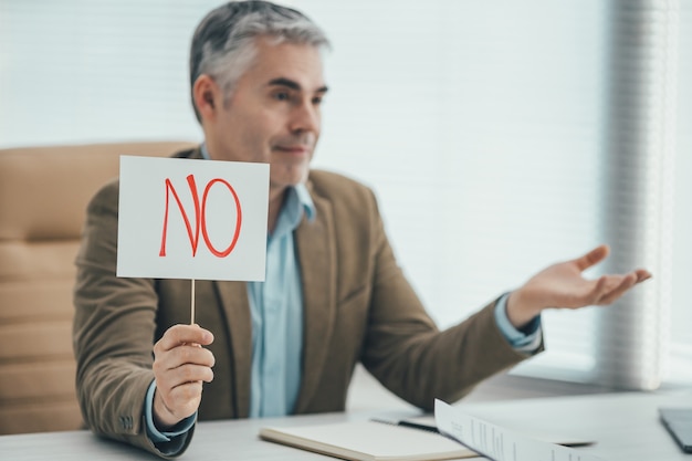 Der Mann mit dem Teller interviewt im Büro