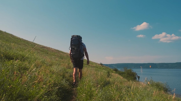 Der Mann mit Rucksack-Trekking entlang der wunderschönen Küste