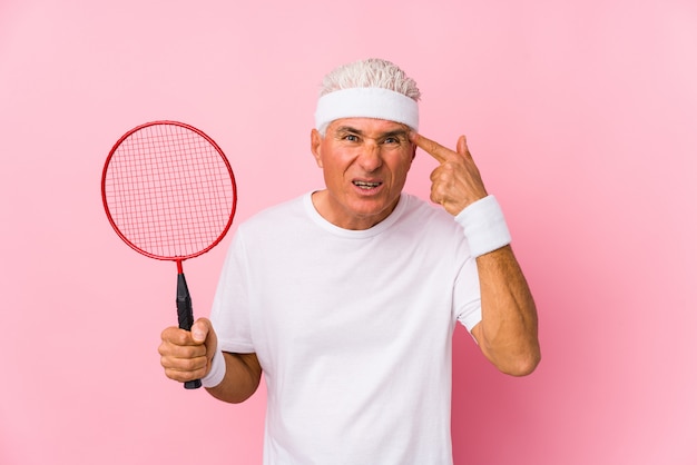 Der Mann mittleren Alters, der Badminton spielt, lokalisierte das Zeigen einer Enttäuschungsgeste mit dem Zeigefinger.