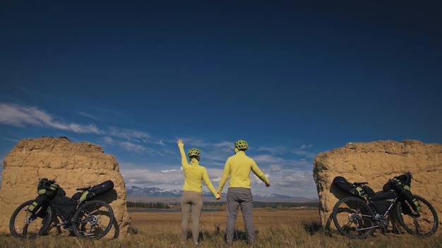 Der Mann und die Frau reisen auf Fahrradtouren in gemischtem Gelände mit Bikepacking