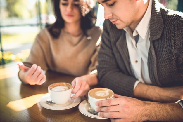 Der Mann und eine Frau trinken einen Kaffee im Restaurant