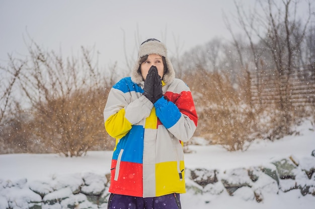 Der Mann war im Winter unter Schneefall Winterproblemen sehr gefroren