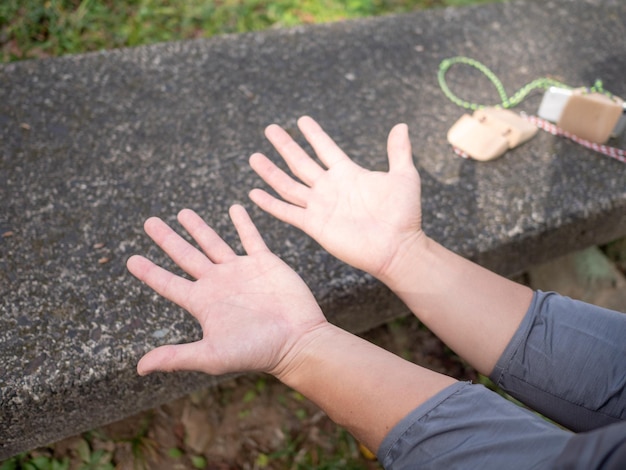 Foto der mann zeigt beide handflächen.