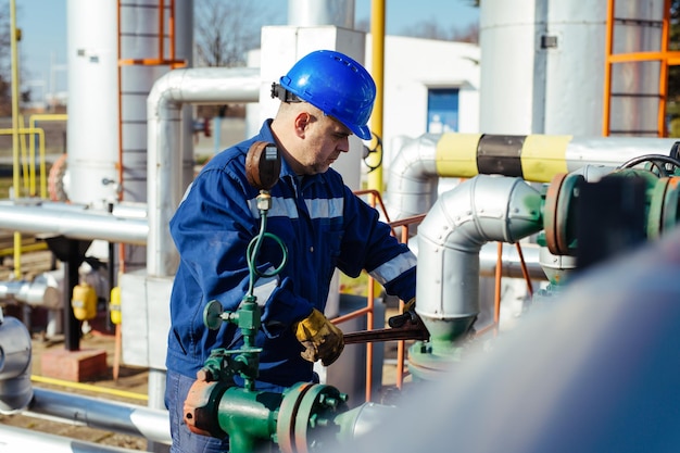 Der Mechaniker produziert Gasölgasindustrie
