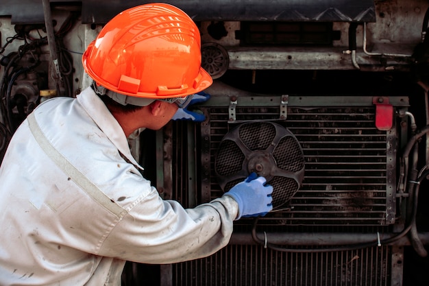 Der Mechaniker überprüft den Kühlerlüfter. Von großen LKW-Motoren