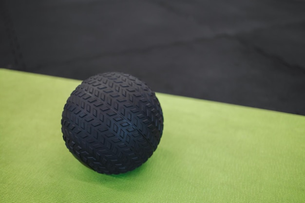 Der Medizinball liegt auf der Yogamatte