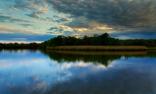 Der mehrfarbige, wunderschöne Sonnenuntergang am Morgen spiegelt sich in der Seeinsel wider