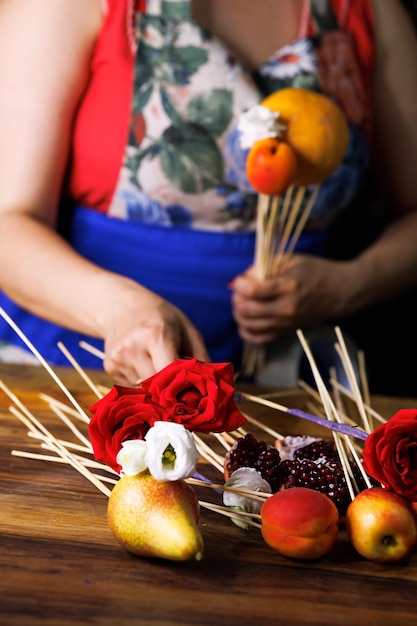 Der Meister der Nahrungsquellen bereitet ein essbares Bouquet eines schönen Geschenks vor