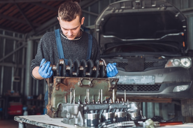 Der Meister sammelt einen umgebauten Motor für das Auto.