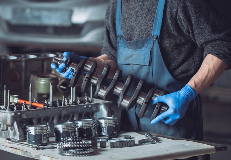 Foto der meister sammelt einen umgebauten motor für das auto.