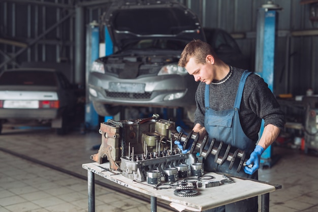 Der Meister sammelt einen umgebauten Motor für das Auto.