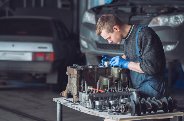 Der Meister sammelt einen umgebauten Motor für das Auto.