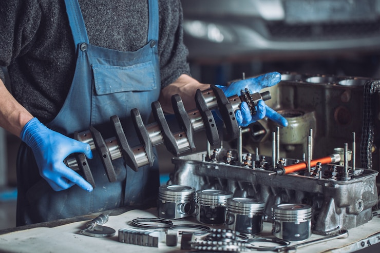 Foto der meister sammelt einen umgebauten motor für das auto.