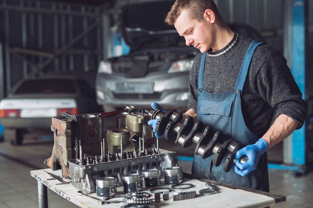 Der Meister sammelt einen umgebauten Motor für das Auto.